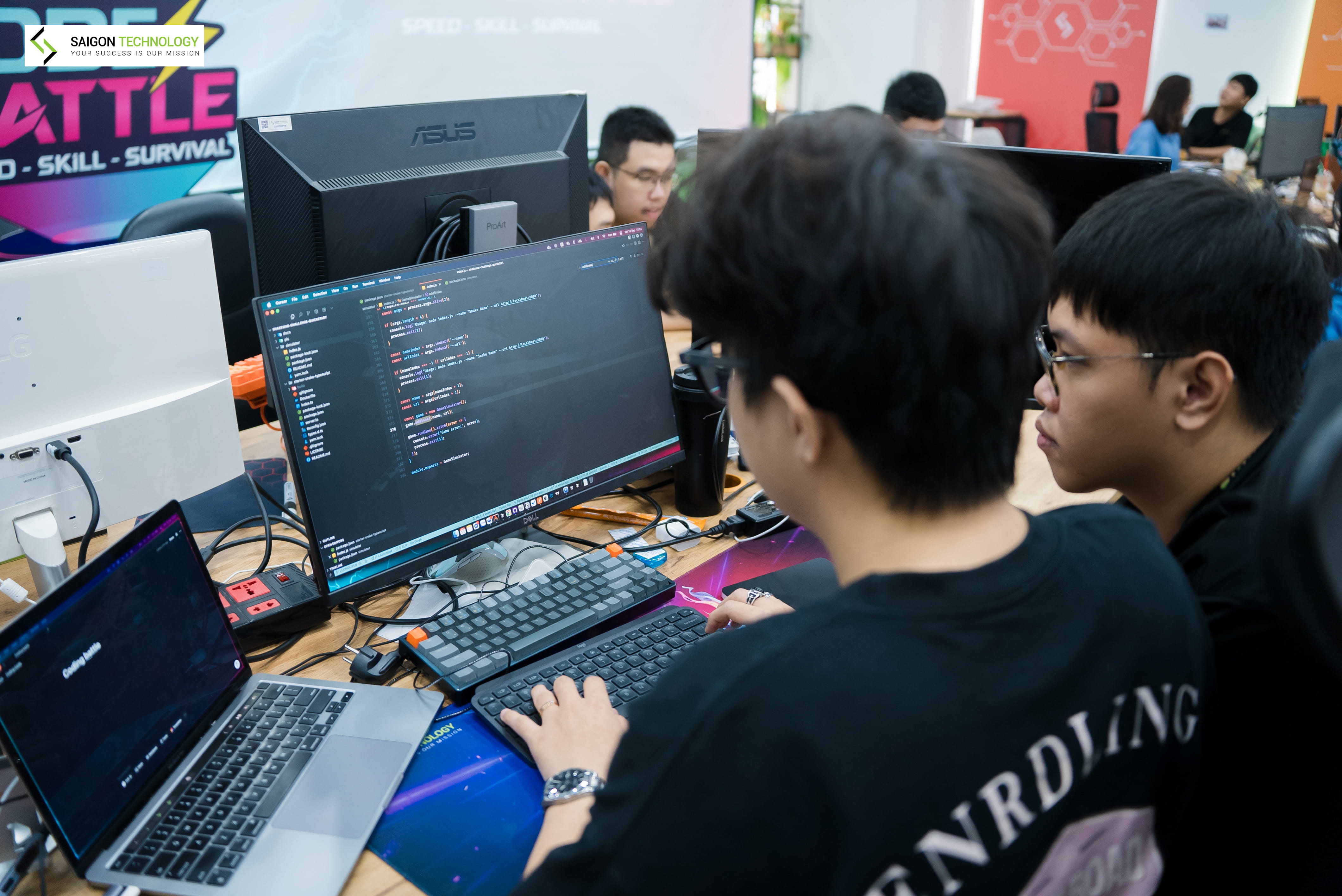 Phần mềm theo yêu cầu so sánh với phần mềm có sẵn